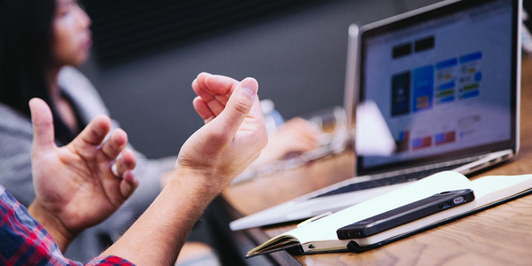 Yogamatte neben einem Fenster für leichte Dehnungen